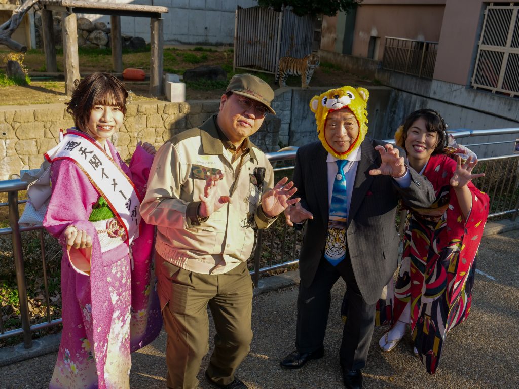 奥にはトラが （前列左から）通天閣イメージガール・小川久瑠実さん、天王寺動物園・向井猛園長、通天閣・西上雅章会長、イーゼル芸術工房・西本佳那さん＜※画像提供・通天閣観光＞